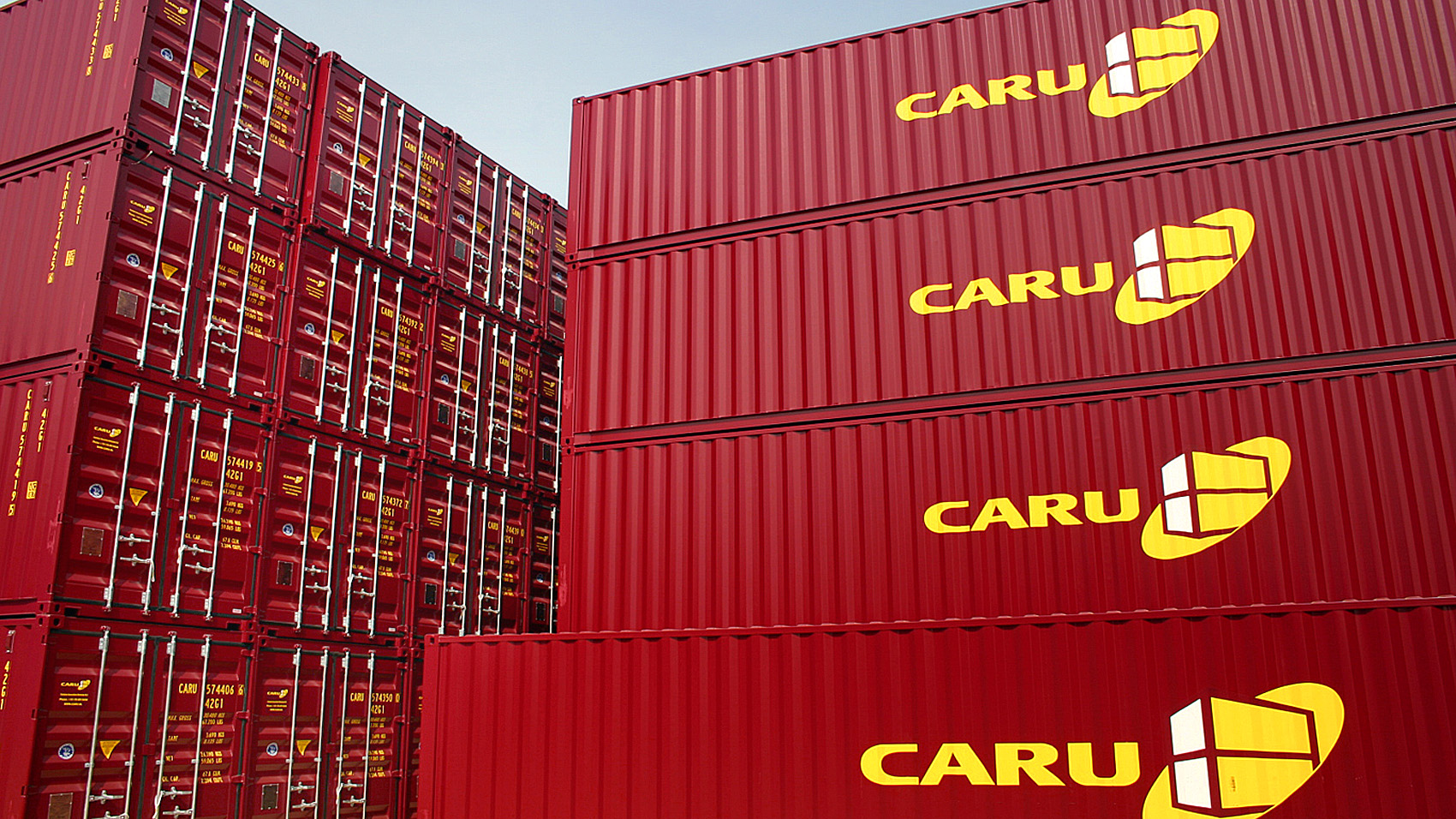 Caru Containrar staplade på varandra.