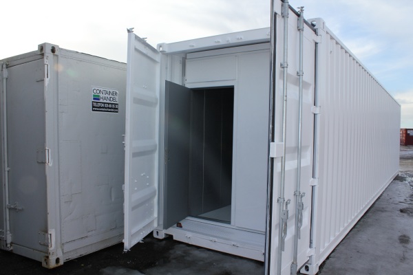 En specialcontainer från Caru med persondörr.