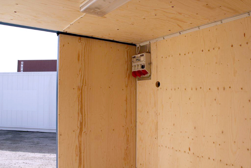 Isolerad container klädd med trä inuti