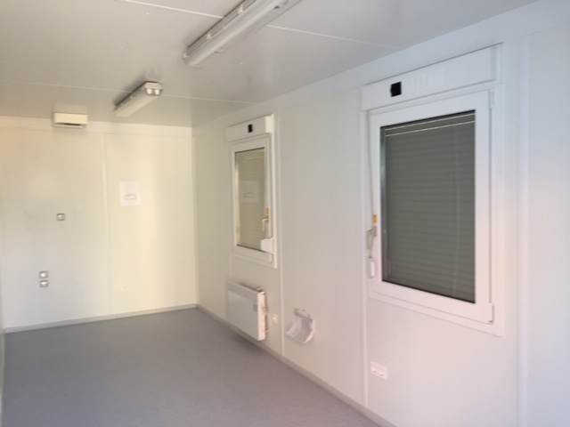 Inredning av container med lampor och fönster med persienn