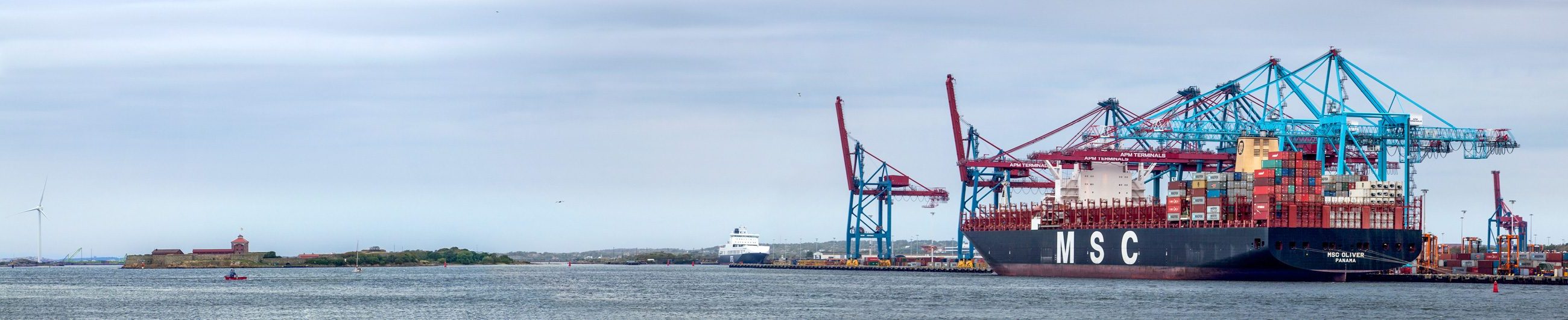 En överblick utav Göteborgs hamn, med containrar som lastas på ett fartyg.