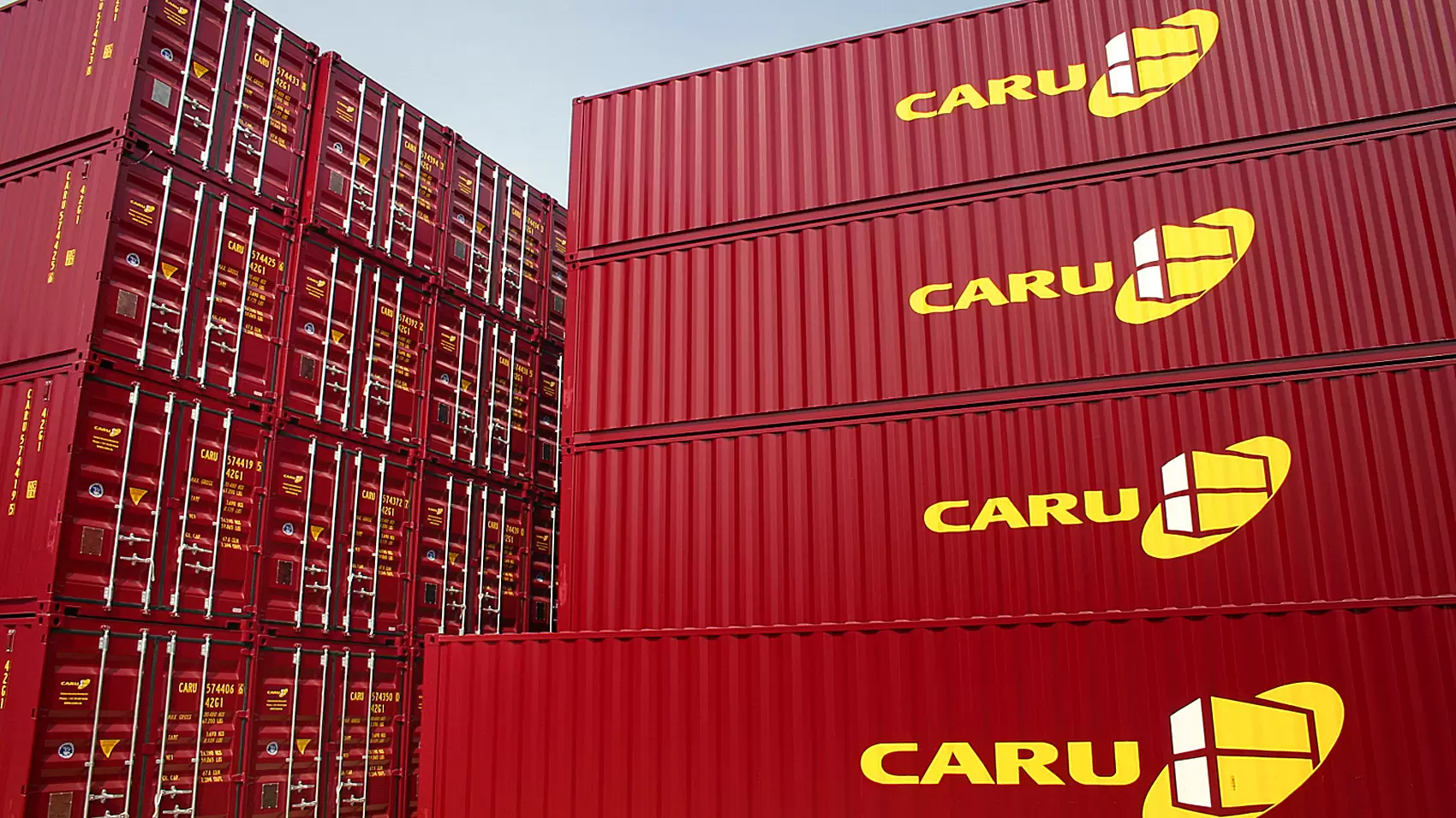 Caru Containrar staplade på varandra.