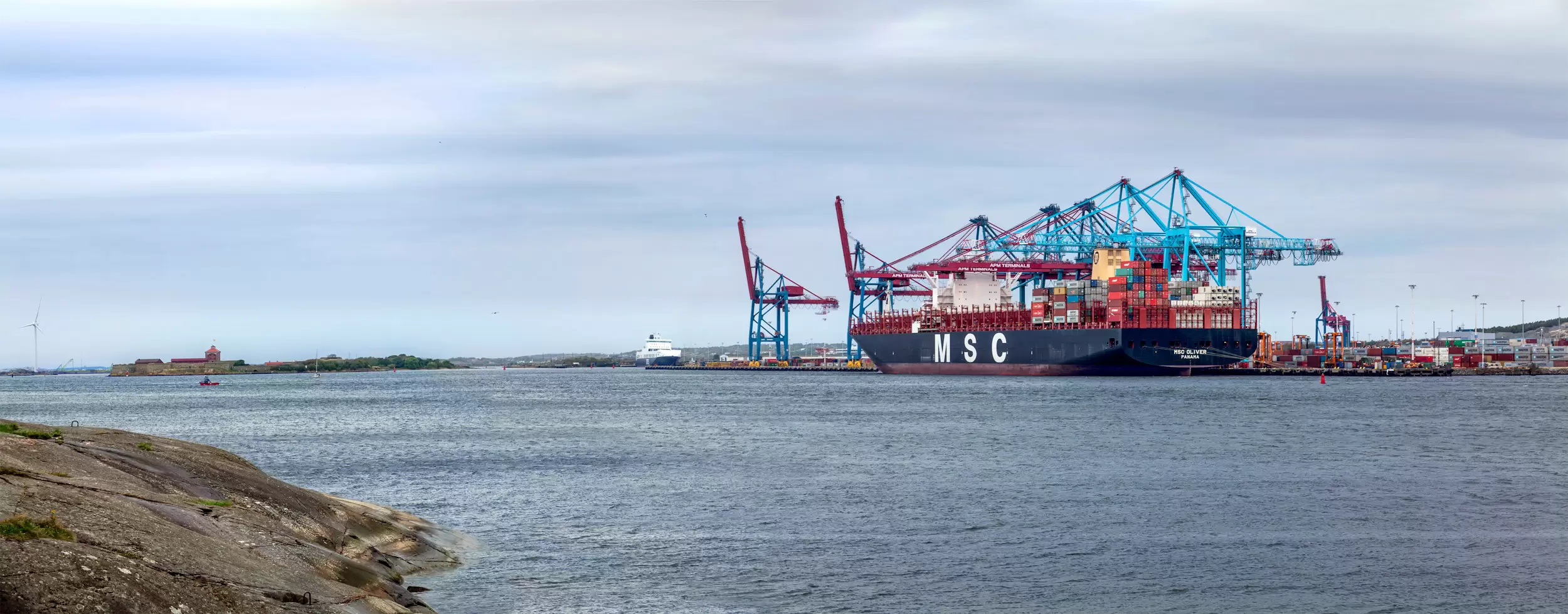En överblick utav Göteborgs hamn, med containrar som lastas på ett fartyg.
