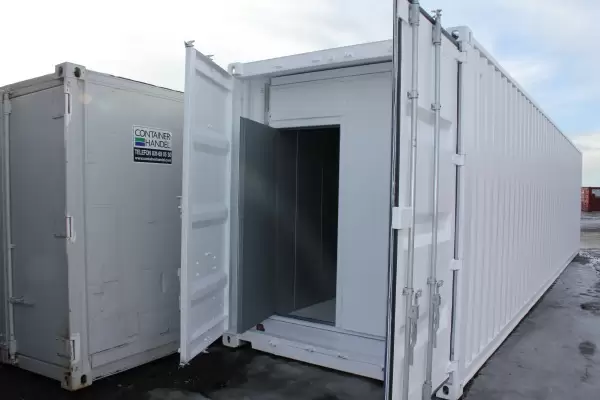 En specialcontainer från Caru med persondörr.