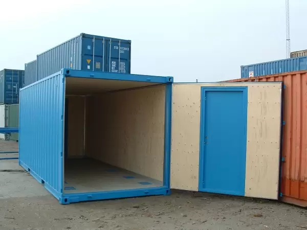 En specialcontainer från Caru med persondörr.