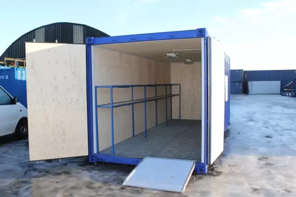 En specialcontainer från Caru med hyllor, perfekt för förvaring.