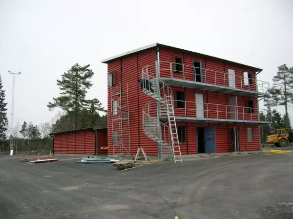 Staplade specialcontainers från Caru, fungerar som bostad eller för brandövning i flerfamiljshus.