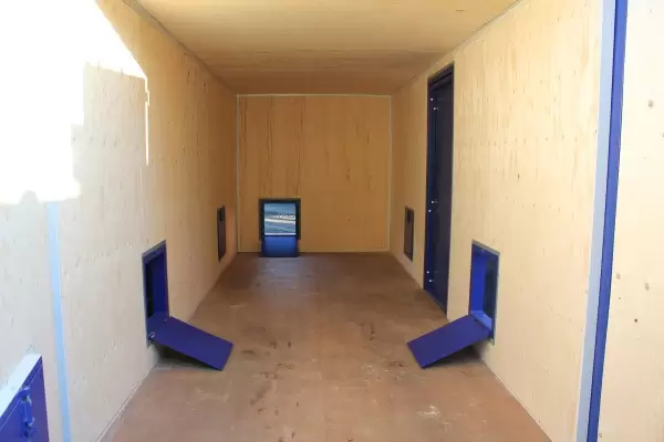 En specialcontainer från Caru med isolering, persondörr och luckor.