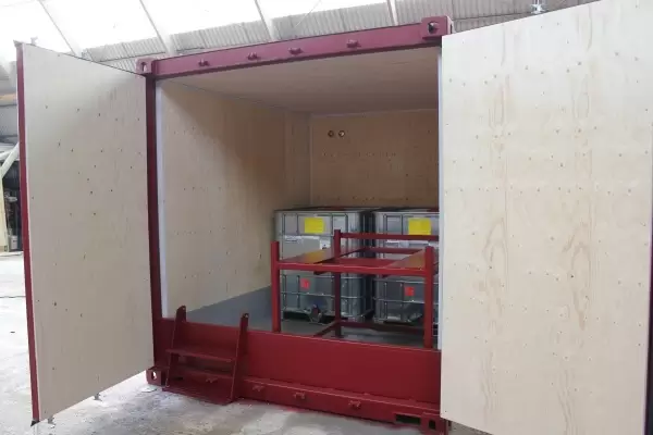 En specialcontainer från Caru med invallning.