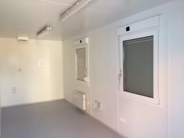 Inredning av container med lampor och fönster med persienn