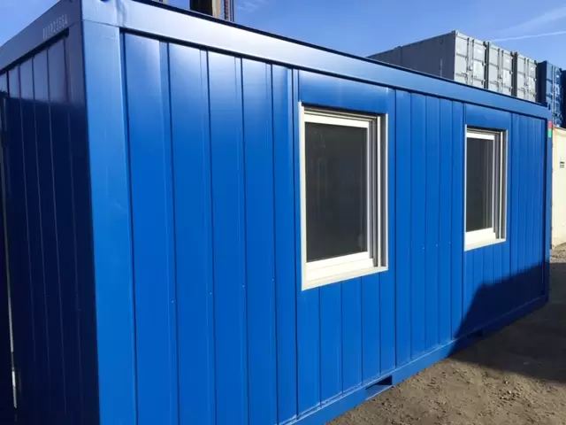blå container med två fönster
